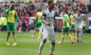  Jonathan de Guzman celebrates scoring