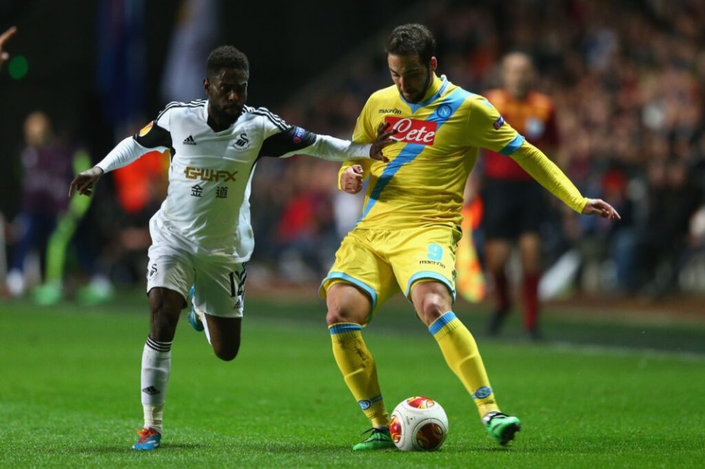 Gonzalo Higuain evades Nathan Dyer